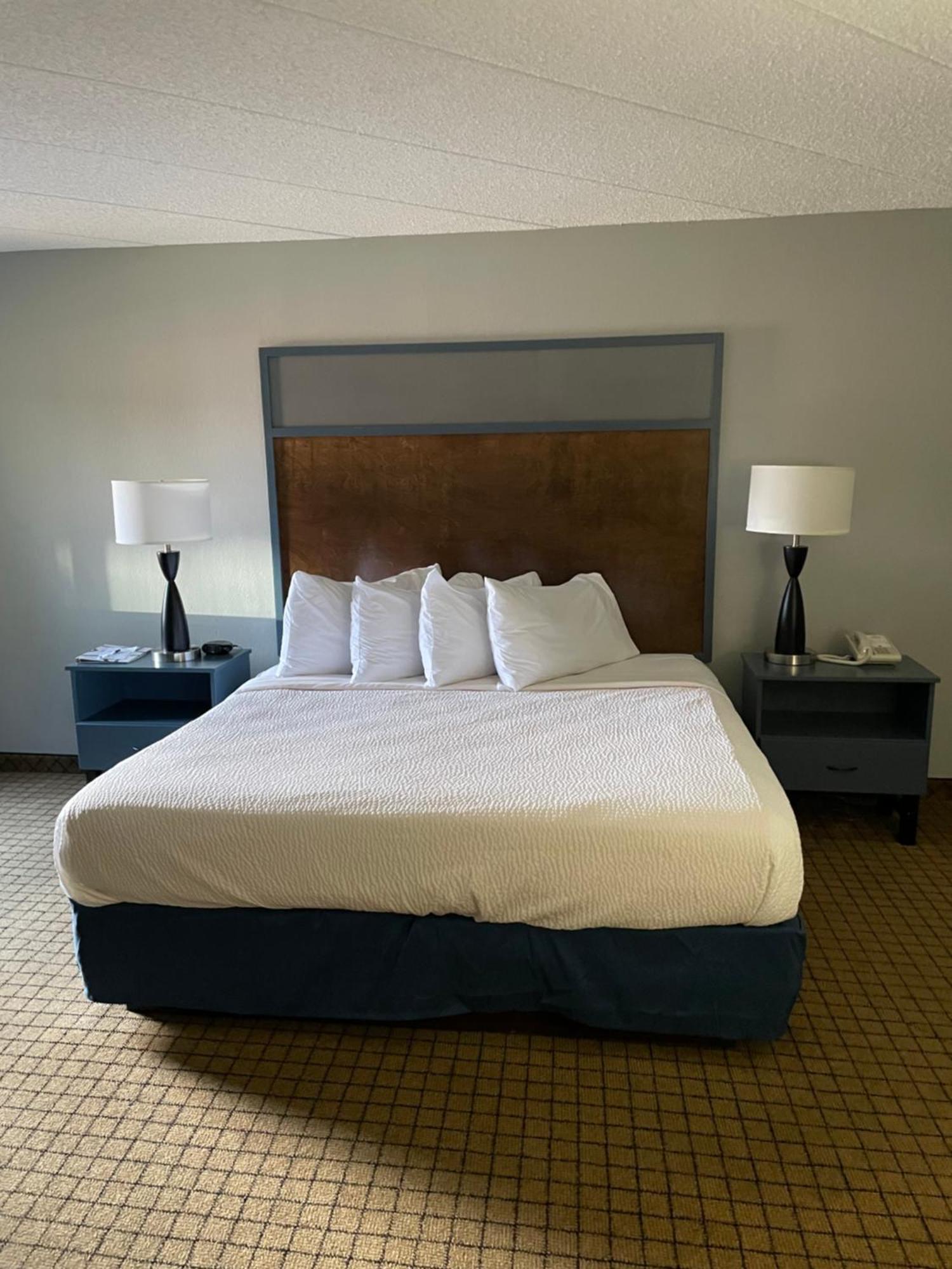 Americinn By Wyndham Hartford Wi Екстериор снимка
