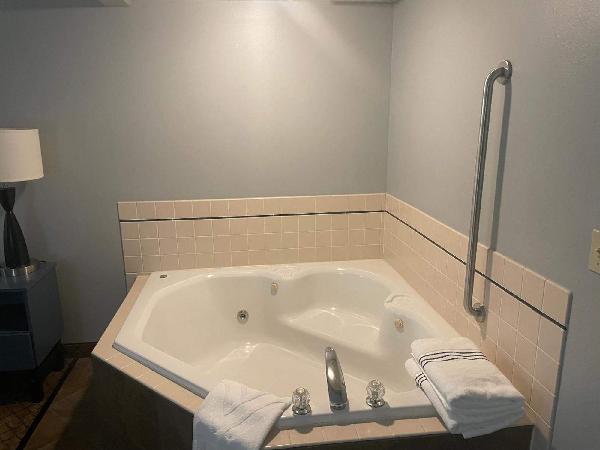 Americinn By Wyndham Hartford Wi Екстериор снимка