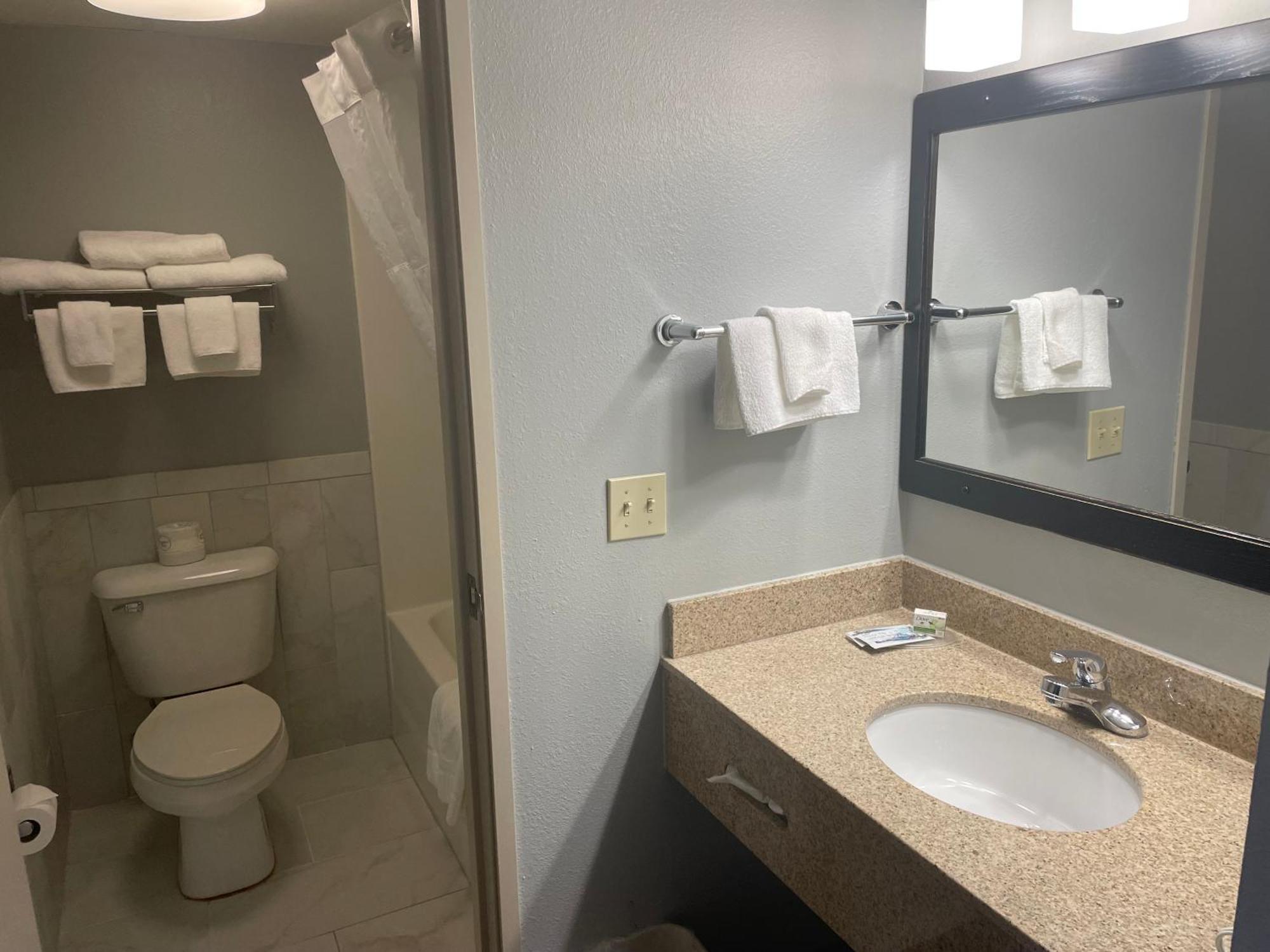Americinn By Wyndham Hartford Wi Екстериор снимка
