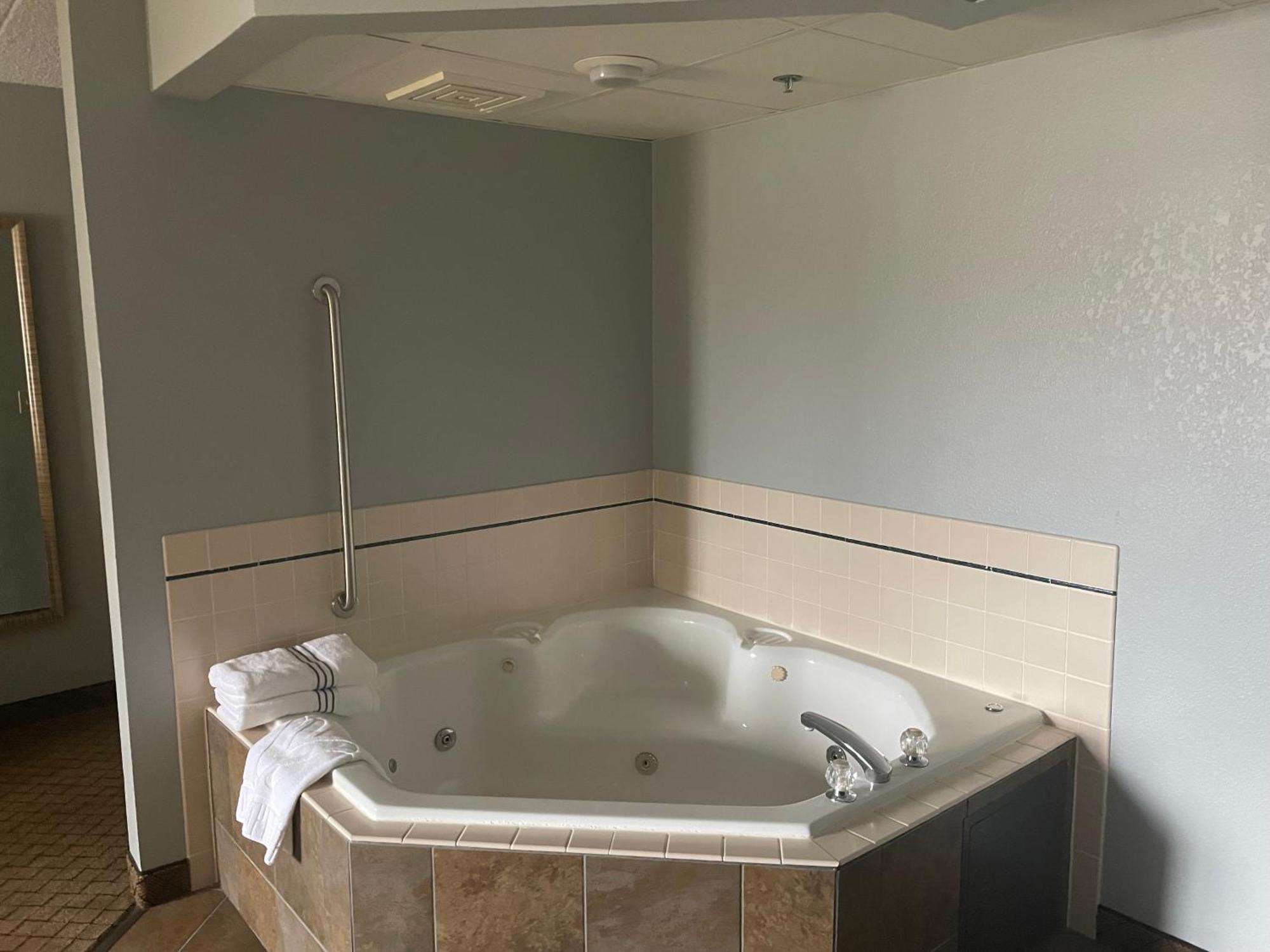 Americinn By Wyndham Hartford Wi Екстериор снимка