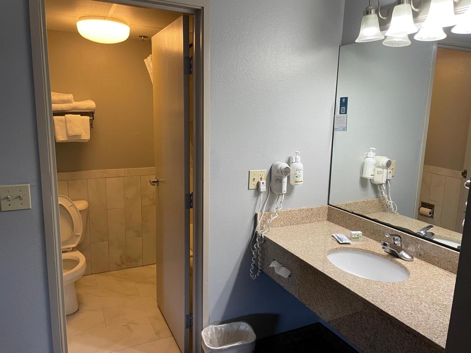 Americinn By Wyndham Hartford Wi Екстериор снимка