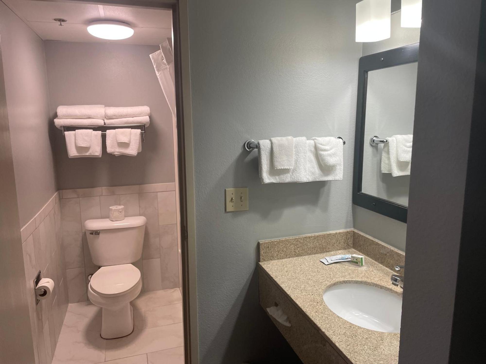 Americinn By Wyndham Hartford Wi Екстериор снимка