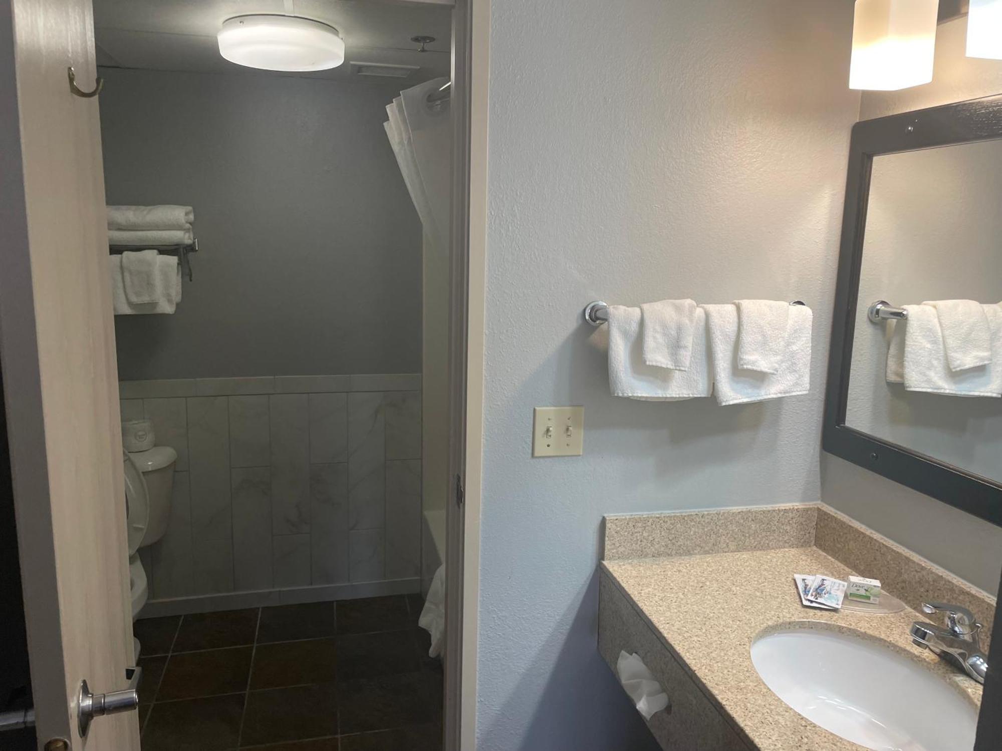 Americinn By Wyndham Hartford Wi Екстериор снимка