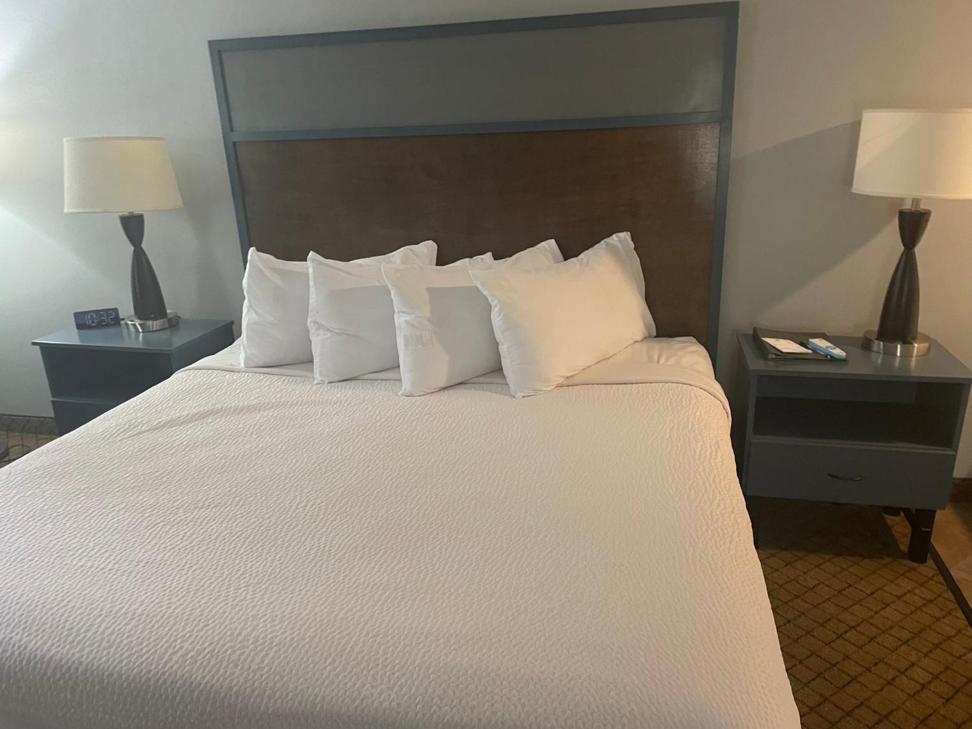 Americinn By Wyndham Hartford Wi Екстериор снимка