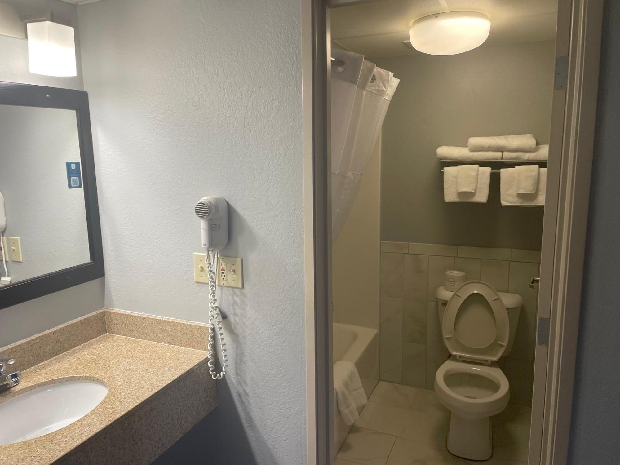 Americinn By Wyndham Hartford Wi Екстериор снимка
